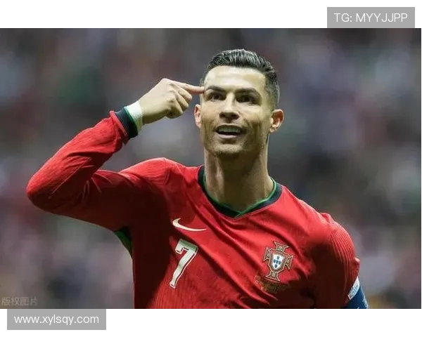 聚焦世界足球巨星崛起之路与赛场荣耀纵览传奇生涯全景解读深度篇